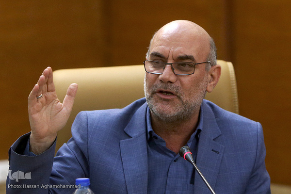 حسین کاجی، راوی و ناشر کتاب"تنها گریه کن"