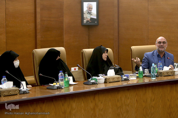 نشست تخصصی و گفتگو پیرامون کتاب"تنها گریه کن" روایت زندگی اشرف سادات منتظری، مادر شهید محمد معماریان