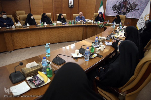 نشست تخصصی و گفتگو پیرامون کتاب"تنها گریه کن" روایت زندگی اشرف سادات منتظری، مادر شهید محمد معماریان