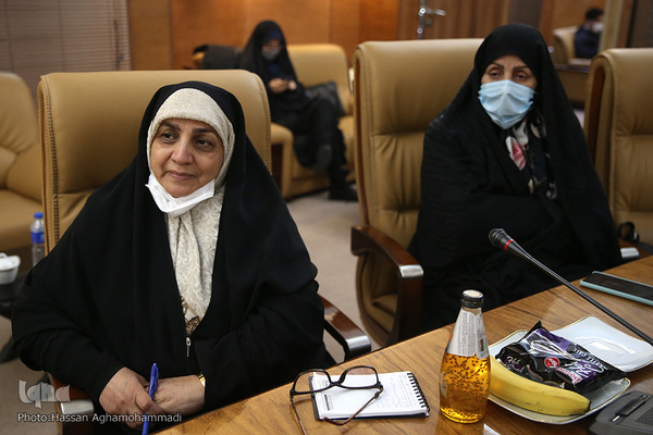 نشست تخصصی و گفتگو پیرامون کتاب"تنها گریه کن" روایت زندگی اشرف سادات منتظری، مادر شهید محمد معماریان