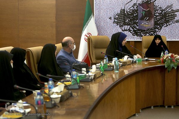 نشست تخصصی و گفتگو پیرامون کتاب"تنها گریه کن" روایت زندگی اشرف سادات منتظری، مادر شهید محمد معماریان