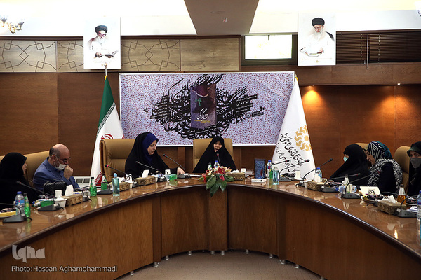 نشست تخصصی و گفتگو پیرامون کتاب"تنها گریه کن" روایت زندگی اشرف سادات منتظری، مادر شهید محمد معماریان