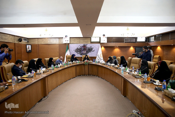 نشست تخصصی و گفتگو پیرامون کتاب"تنها گریه کن" روایت زندگی اشرف سادات منتظری، مادر شهید محمد معماریان