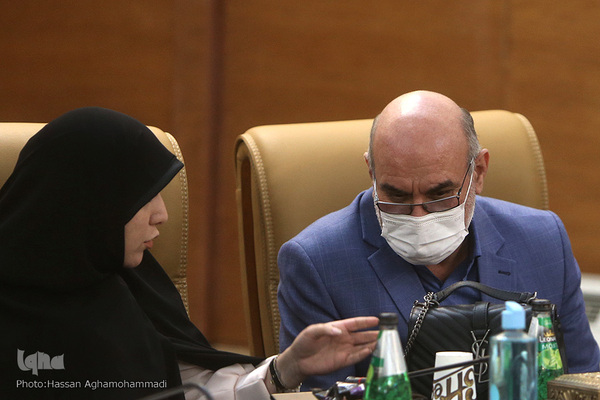 نشست تخصصی و گفتگو پیرامون کتاب"تنها گریه کن" روایت زندگی اشرف سادات منتظری، مادر شهید محمد معماریان