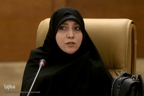  اکرم اسلامی، نویسنده کتاب "تنها گریه کن"