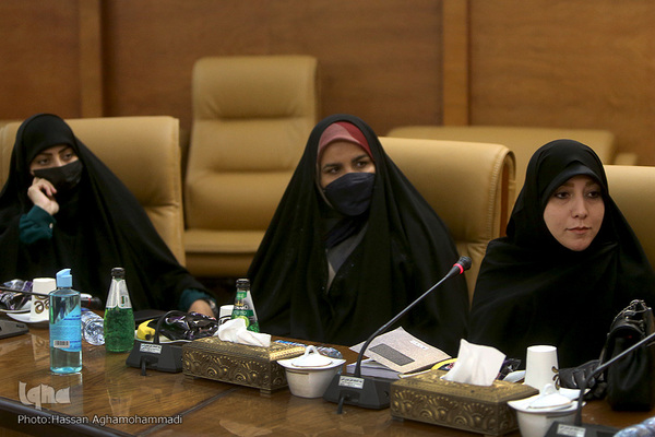 نشست تخصصی و گفتگو پیرامون کتاب"تنها گریه کن" روایت زندگی اشرف سادات منتظری، مادر شهید محمد معماریان