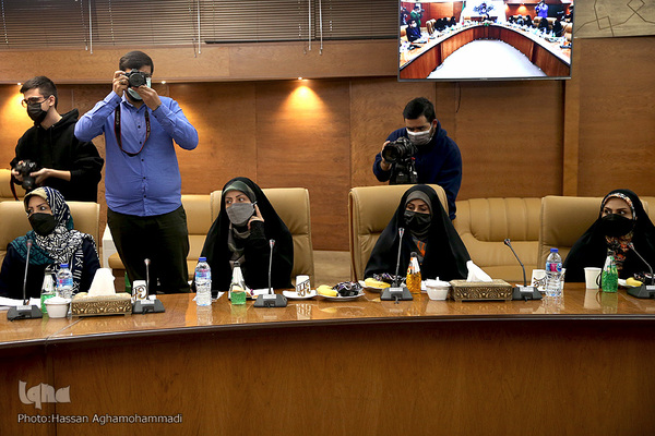 نشست تخصصی و گفتگو پیرامون کتاب"تنها گریه کن" روایت زندگی اشرف سادات منتظری، مادر شهید محمد معماریان