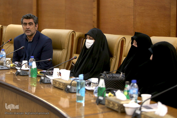 نشست تخصصی و گفتگو پیرامون کتاب"تنها گریه کن" روایت زندگی اشرف سادات منتظری، مادر شهید محمد معماریان