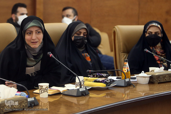 نشست تخصصی و گفتگو پیرامون کتاب"تنها گریه کن" روایت زندگی اشرف سادات منتظری، مادر شهید محمد معماریان