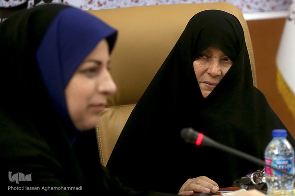 نشست تخصصی و گفتگو پیرامون کتاب"تنها گریه کن" روایت زندگی اشرف سادات منتظری، مادر شهید محمد معماریان