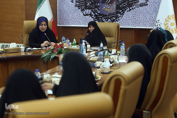 نشست تخصصی و گفتگو پیرامون کتاب"تنها گریه کن" روایت زندگی اشرف سادات منتظری، مادر شهید محمد معماریان