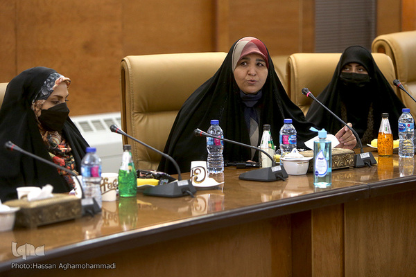 نشست تخصصی و گفتگو پیرامون کتاب"تنها گریه کن" روایت زندگی اشرف سادات منتظری، مادر شهید محمد معماریان