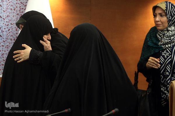 نشست تخصصی و گفتگو پیرامون کتاب"تنها گریه کن" روایت زندگی اشرف سادات منتظری، مادر شهید محمد معماریان