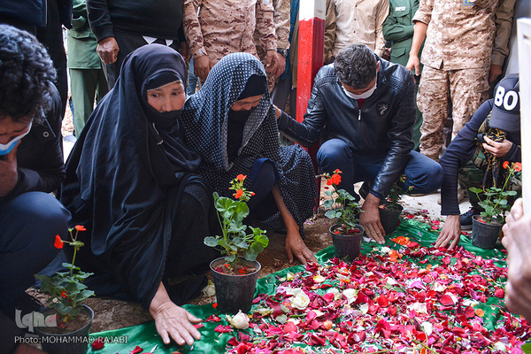 مراسم تشییع پیکر پاک شهید ۱۷ساله مدافع حرم «نجیب حسینی» از رزمندگان تیپ فاطمیون در محلات
