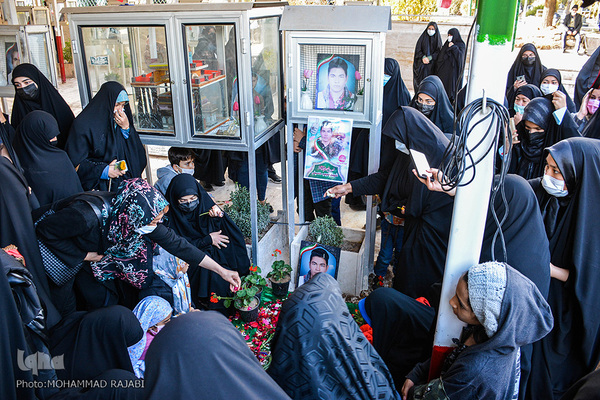 مراسم تشییع پیکر پاک شهید ۱۷ساله مدافع حرم «نجیب حسینی» از رزمندگان تیپ فاطمیون در محلات