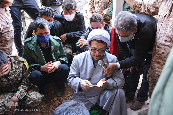 مراسم تشییع پیکر پاک شهید ۱۷ساله مدافع حرم «نجیب حسینی» از رزمندگان تیپ فاطمیون در محلات