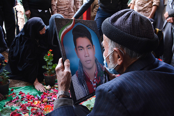 مراسم تشییع پیکر پاک شهید ۱۷ساله مدافع حرم «نجیب حسینی» از رزمندگان تیپ فاطمیون در محلات