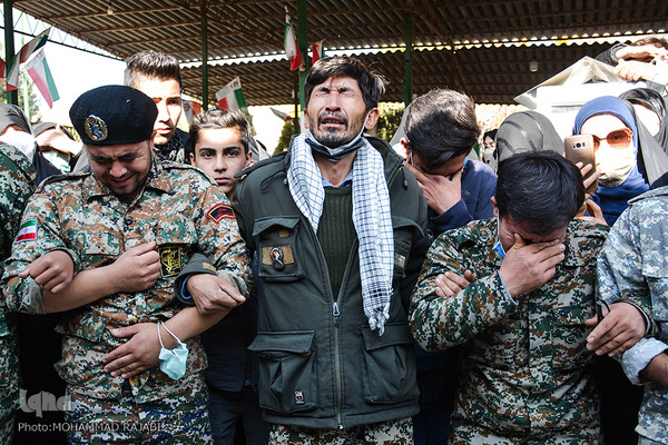 مراسم تشییع پیکر پاک شهید ۱۷ساله مدافع حرم «نجیب حسینی» از رزمندگان تیپ فاطمیون در محلات