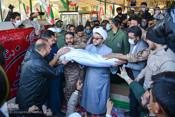 مراسم تشییع پیکر پاک شهید ۱۷ساله مدافع حرم «نجیب حسینی» از رزمندگان تیپ فاطمیون در محلات