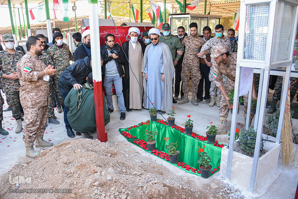 مراسم تشییع پیکر پاک شهید ۱۷ساله مدافع حرم «نجیب حسینی» از رزمندگان تیپ فاطمیون در محلات