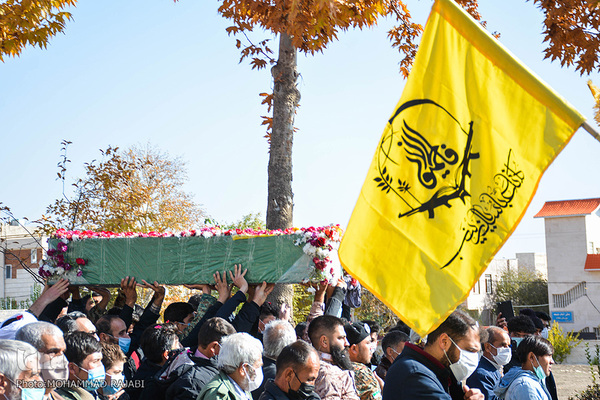 مراسم تشییع پیکر پاک شهید ۱۷ساله مدافع حرم «نجیب حسینی» از رزمندگان تیپ فاطمیون در محلات