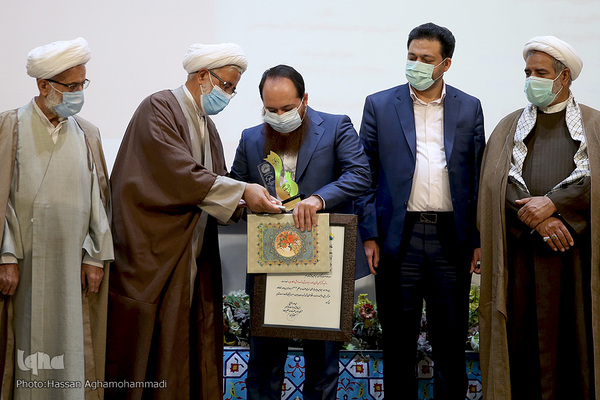 مراسم اهدای سیزدهمین جایزه ویژه علمی-ترویجی حضرت عبدالعظیم حسنی(ع) به خانواده دانشمند شهید هسته ای «محسن فخری زاده»
