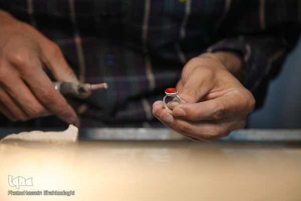 مرحله جایگزاری نگین روی رکاب