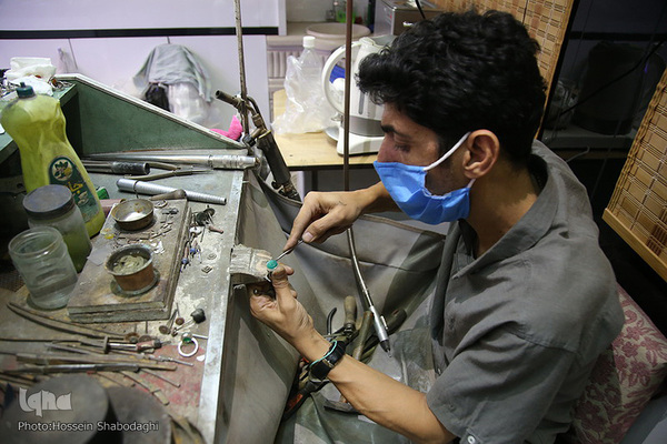 مرحله جایگزاری نگین روی رکاب