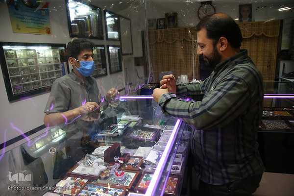 خریداری در حال خریدن انگشتر