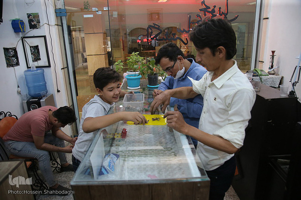 فروشنده ای در حال فروش انگشتر