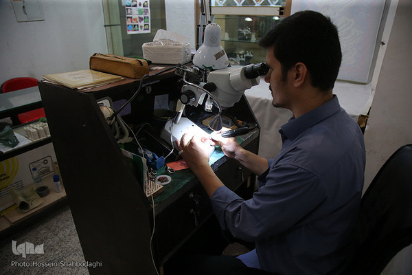 حک روی نگین با کمک پیروسکپ