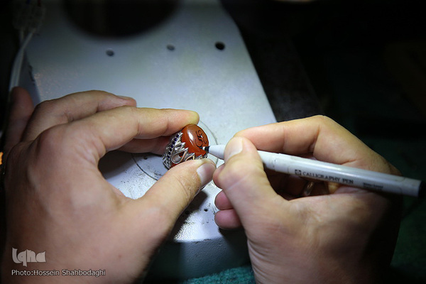 نوشتن نام علی روی نگین برای حک