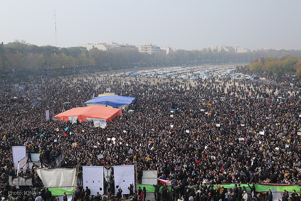 تجمع اعتراضی مردم اصفهان در بستر زاینده رود بدلیل مشگلات کم آبی