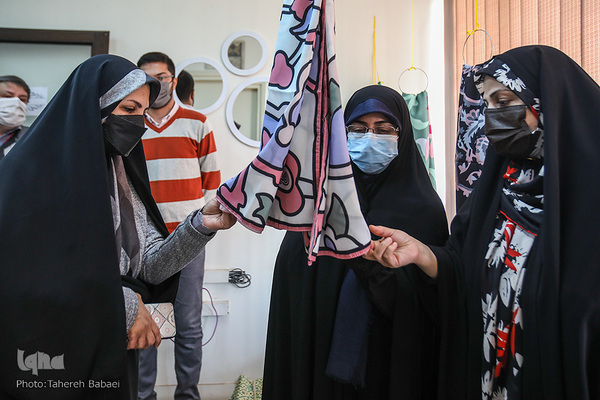 بازدید زهرا شمس‌احسان، عضو شورای شهر تهران و جمعی از فعالان اجتماعی حوزه بانوان از مرکز رشد واحدهای فناور و هنرهای قرآنی جهاددانشگاهی