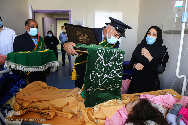 عیادت خادمان حرم از بیماران بیمارستان فرقانی قم در قالب سفیران کریمه