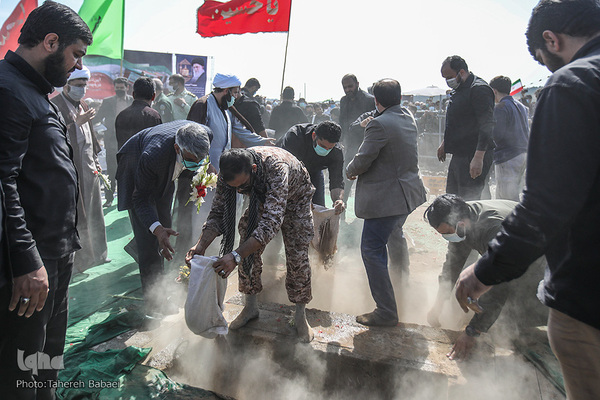 مراسم خاکسپاری پیکرهای مطهر دو شهید گمنام ۸سال دفاع مقدس در جزیره «تنب کوچک» دریاچه شهدای خلیج فارس