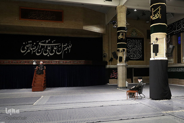 مراسم عزاداری سالروز شهادت حضرت امام علی‌بن‌موسی‌الرضا علیه‌السلام در حسینیه‌ی امام خمینی(ره) با حضور رهبر انقلاب