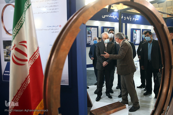 بازدید علی اکبر صالحی، قائم مقام فرهنگستان زبان و ادبیات فارسی از نمایشگاه توانمندی‌ها و دستاوردهای جهاددانشگاهی