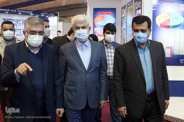 بازدید حسینعلی شهریاری، رئیس کمیسیون بهداشت و درمان مجلس از نمایشگاه توانمندی‌ها و دستاوردهای جهاددانشگاهی