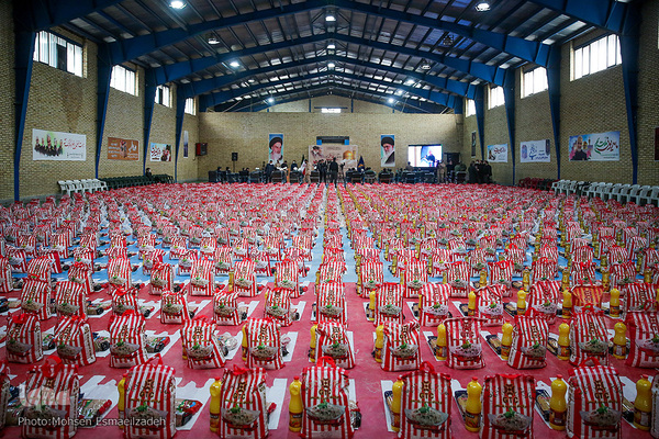 توزیع کمک های مومنانه به نیابت از شهید حاج قاسم سلیمانی میان خانواده های بی بضاعت خراسان رضوی