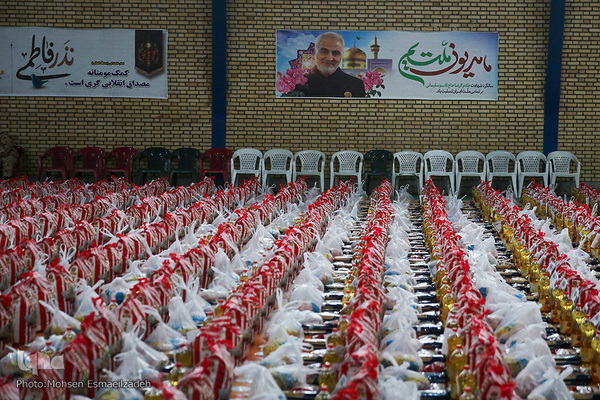 توزیع کمک های مومنانه به نیابت از شهید حاج قاسم سلیمانی میان خانواده های بی بضاعت خراسان رضوی