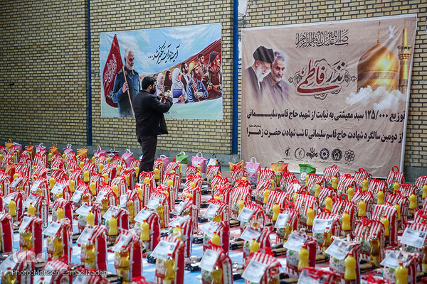 توزیع کمک های مومنانه به نیابت از شهید حاج قاسم سلیمانی میان خانواده های بی بضاعت خراسان رضوی