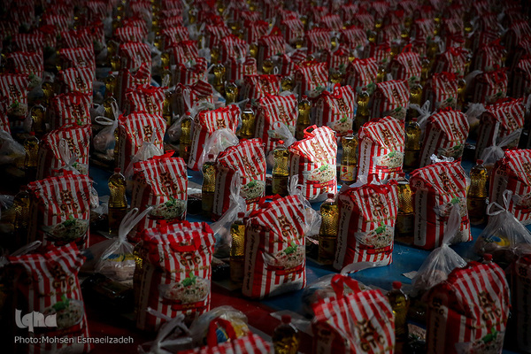 توزیع کمک های مومنانه به نیابت از شهید حاج قاسم سلیمانی میان خانواده های بی بضاعت خراسان رضوی