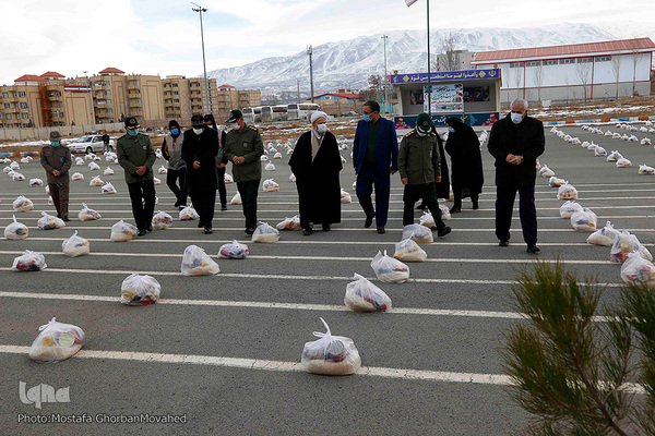 توزیع کمک های مومنانه به نیابت از شهید حاج قاسم سلیمانی میان خانواده های بی بضاعت خراسان رضوی