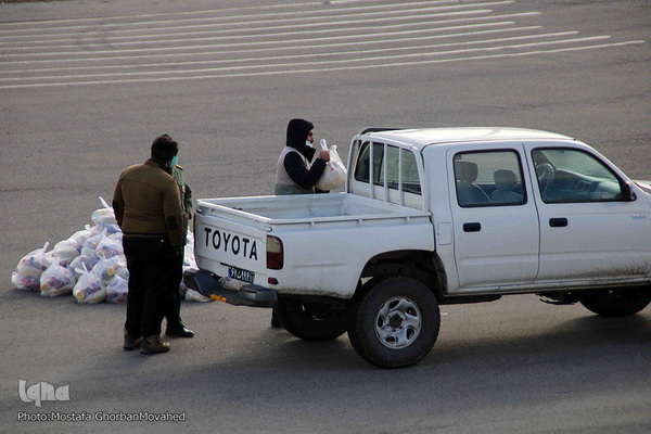 توزیع کمک های مومنانه به نیابت از شهید حاج قاسم سلیمانی میان خانواده های بی بضاعت خراسان رضوی