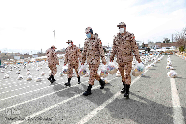 توزیع کمک های مومنانه به نیابت از شهید حاج قاسم سلیمانی میان خانواده های بی بضاعت خراسان رضوی