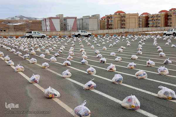 توزیع کمک های مومنانه به نیابت از شهید حاج قاسم سلیمانی میان خانواده های بی بضاعت خراسان رضوی