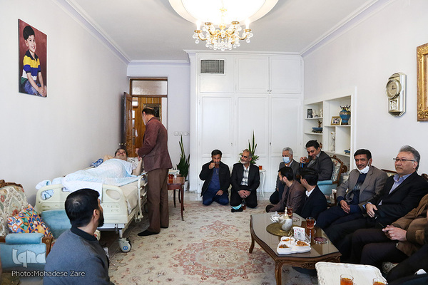 عیادت جمعی از فعالان قرآنی و فرهنگی مشهد از استاد هاشم روغنی، پیشکسوت قرآنی