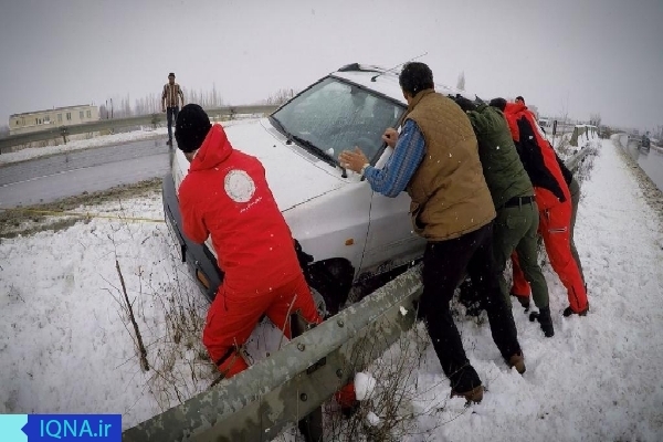 امدادرسانی به مسافران گرفتار برف و کولاک در آذربایجان غربی