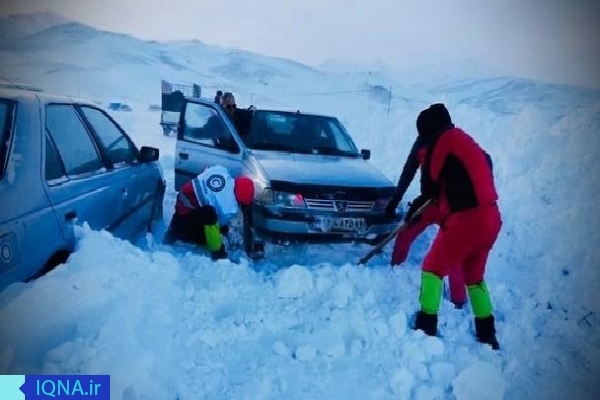 امدادرسانی به مسافران گرفتار برف و کولاک در آذربایجان غربی